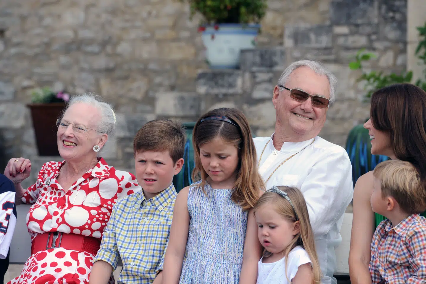 Prins Henrik fejrede sin 80-års fødselsdag på slottet i Frankrig. Her sammen med dronningen, kronprinsesse Mary, prins Christian, prinsesse Isabella, prinsesse Josephine og prins Vincent. Eric Cabanis/Ritzau Scanpix