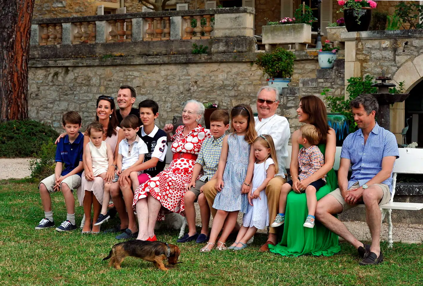 Hele den kongelige familie fotograferet på slottet i forbindelse med prins Henriks fødselsdag i 2014.