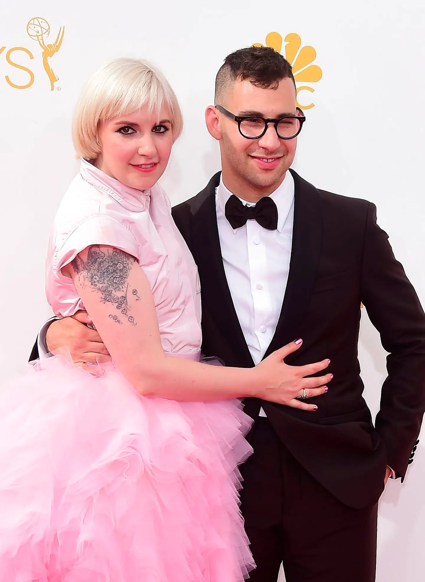 Lena Dunham and Jack Antonoff arrive on the red carpet for the 66th Emmy Awards, August 25, 2014 at Nokia Theatre in Los Angeles, California. AFP PHOTO / Frederic J. Brown. FREDERIC J BROWN / AFP