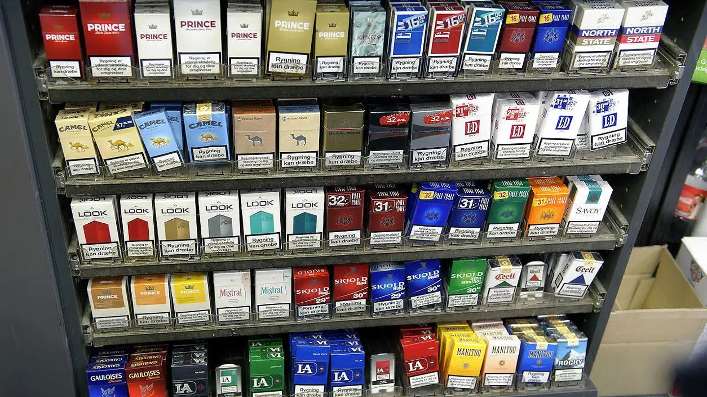 Rød blok og Alternativet vil lovgive, så virksomhederne bliver tvunget til at cigaretterne bag disken.