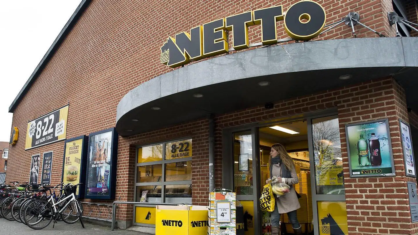 I en måned har Netto haft skjult sine cigaretter, så kunder har skullet bede om dem. Det har sendt salget ned.