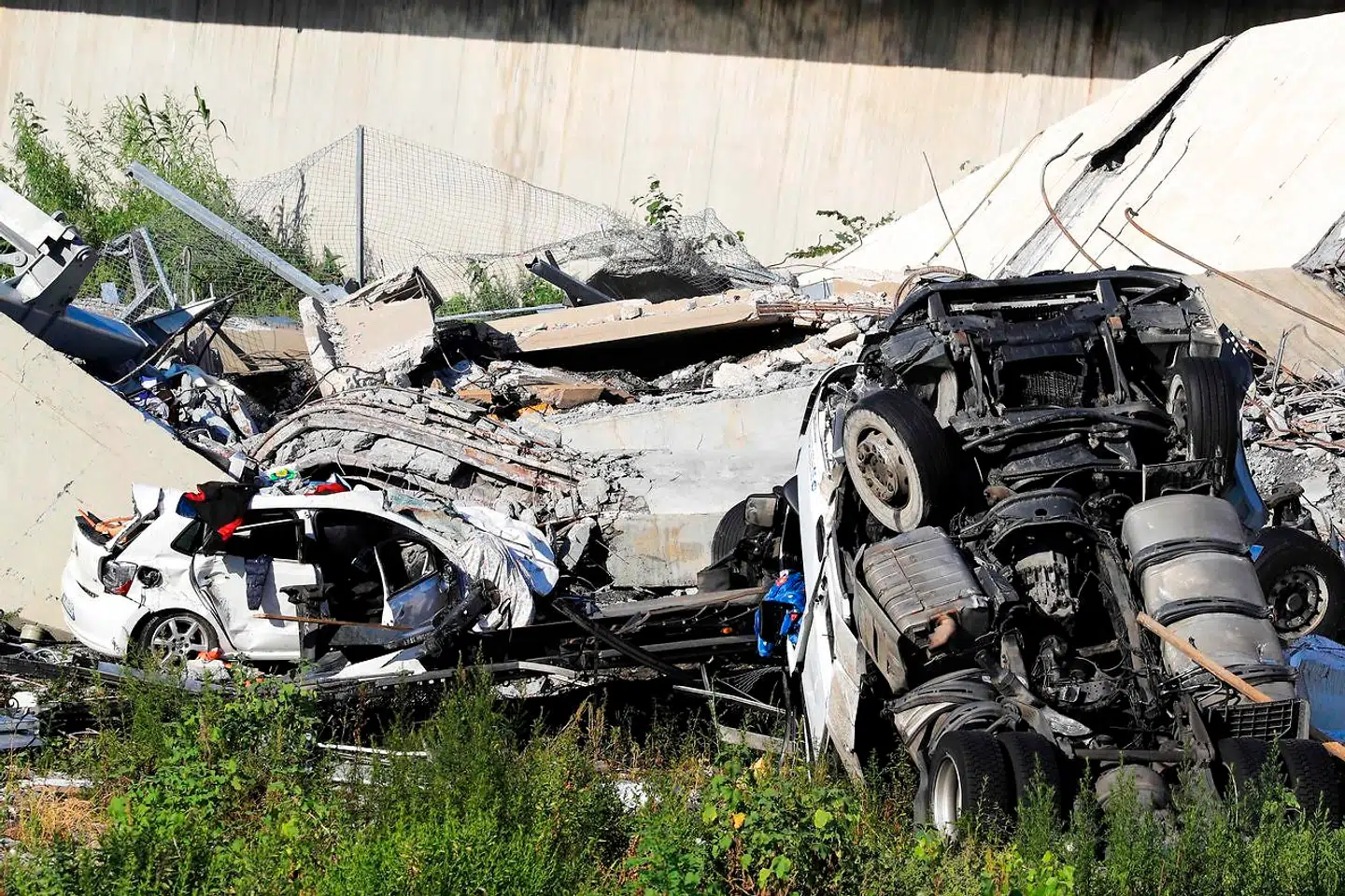 Op mod 35 biler og tre store lastbilstog befandt sig ifølge de italienske myndigheder på den firsporede motorvejsbro i Genova, da omkring 200 meter af den 1,2 km lange bro pludselig styrtede til jorden fra 45 meters højde.