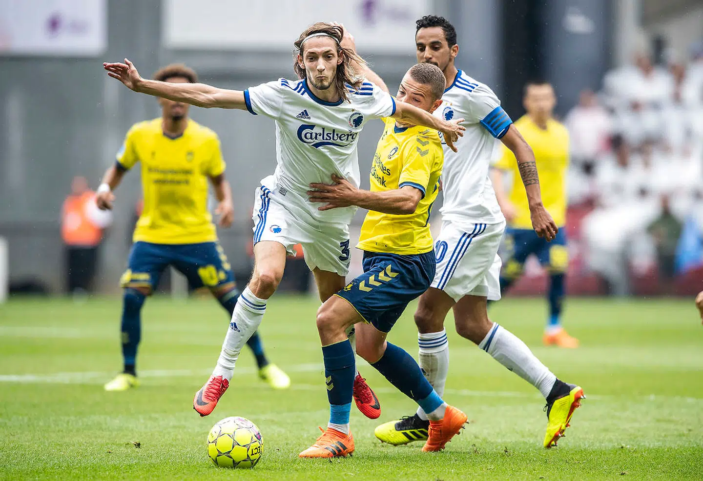 Rasmus Falk i duel med Josip Radosevic.