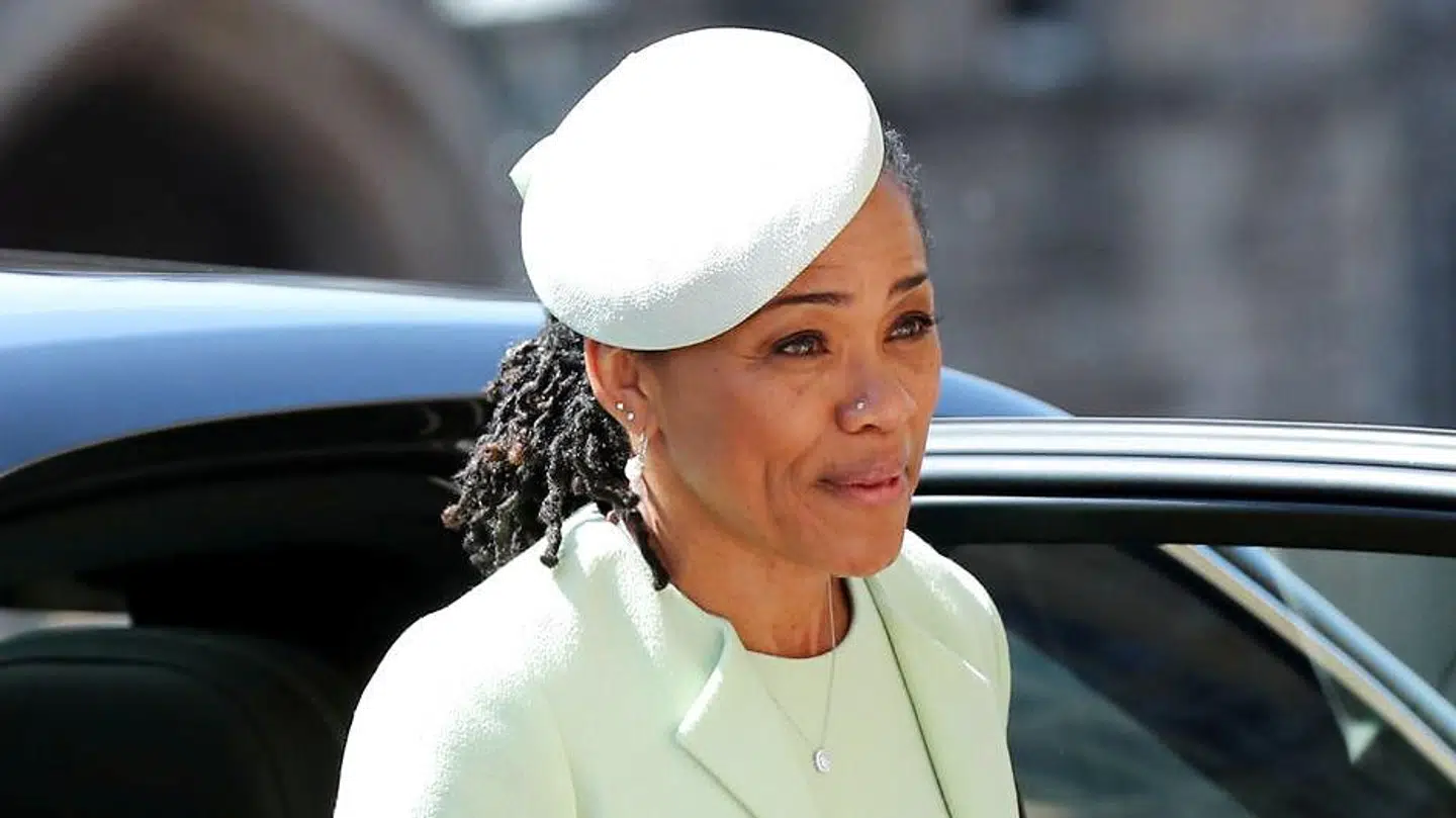 Her ses Meghan Markles mor, Doria Ragland, der ankommer til St George's kapel som gæst til det royale bryllup i maj.