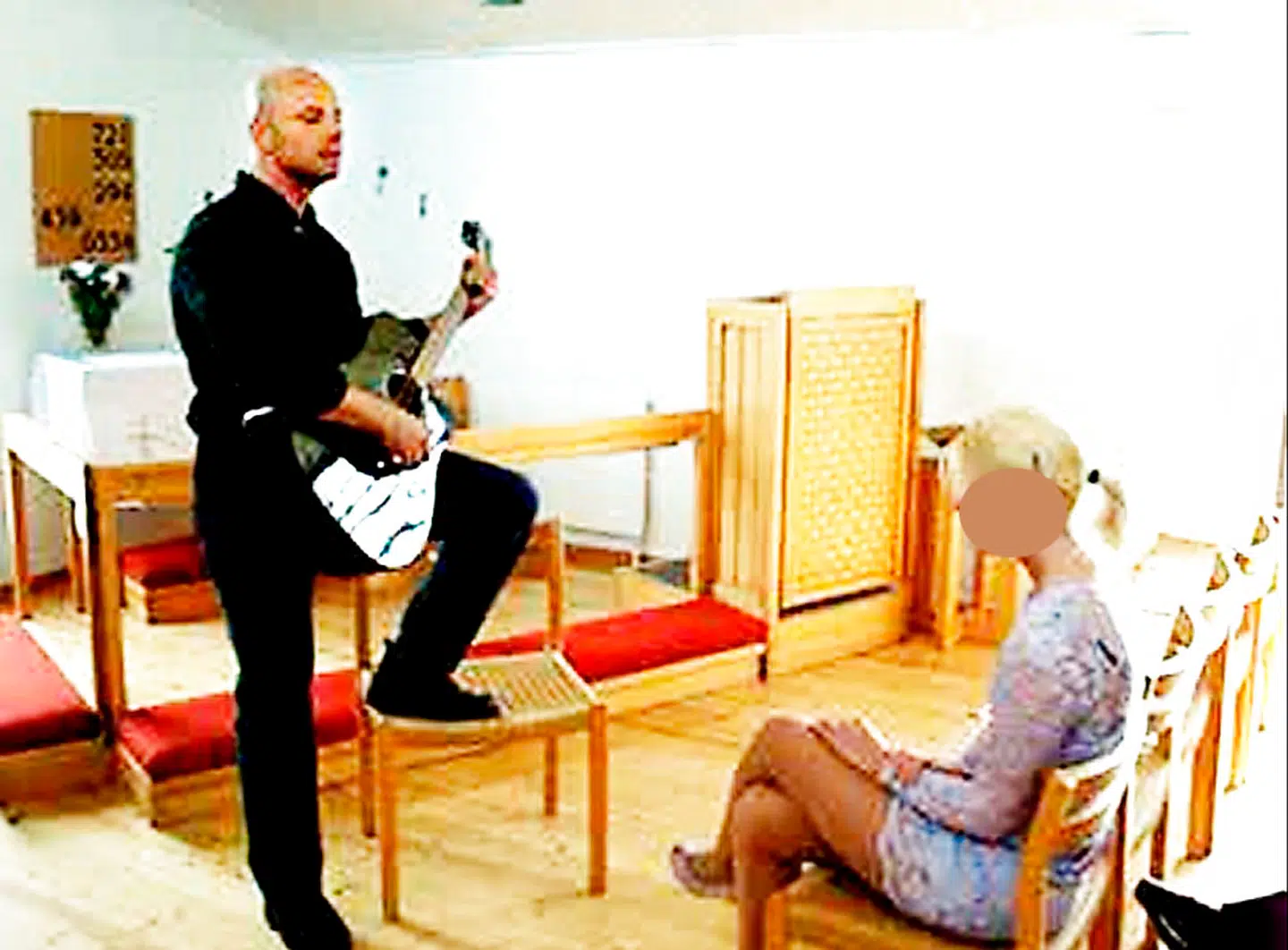 Bjarne Skounborg alias Peter Lundin spiller guitar for sin brud Betinna.