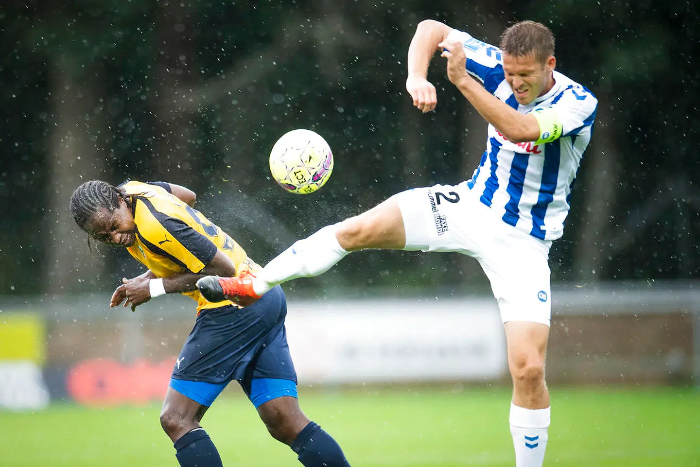 Hobro IF's Djiby Fall (nummer 99) i kamp med OB's Kenneth Emil Petersen (nummer 2) under lørdagens Superliga-kamp mellem Hobro IK og OB på DS Arena i Hobro.