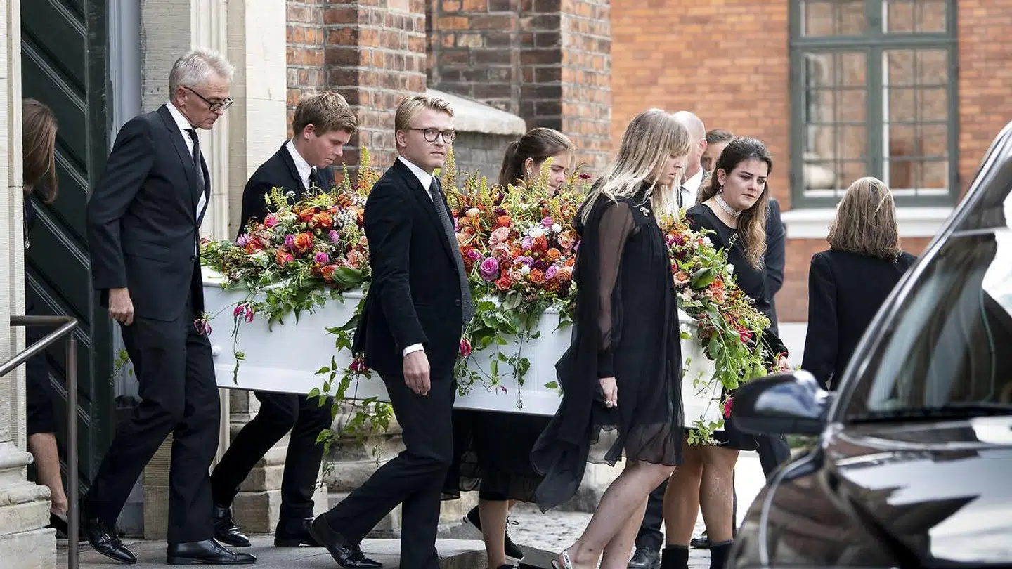 Merethe Stagetorns kiste blev båret ud af blandt andet sønnen, Henrik Stagetorn, samt advokatens børnebørn.