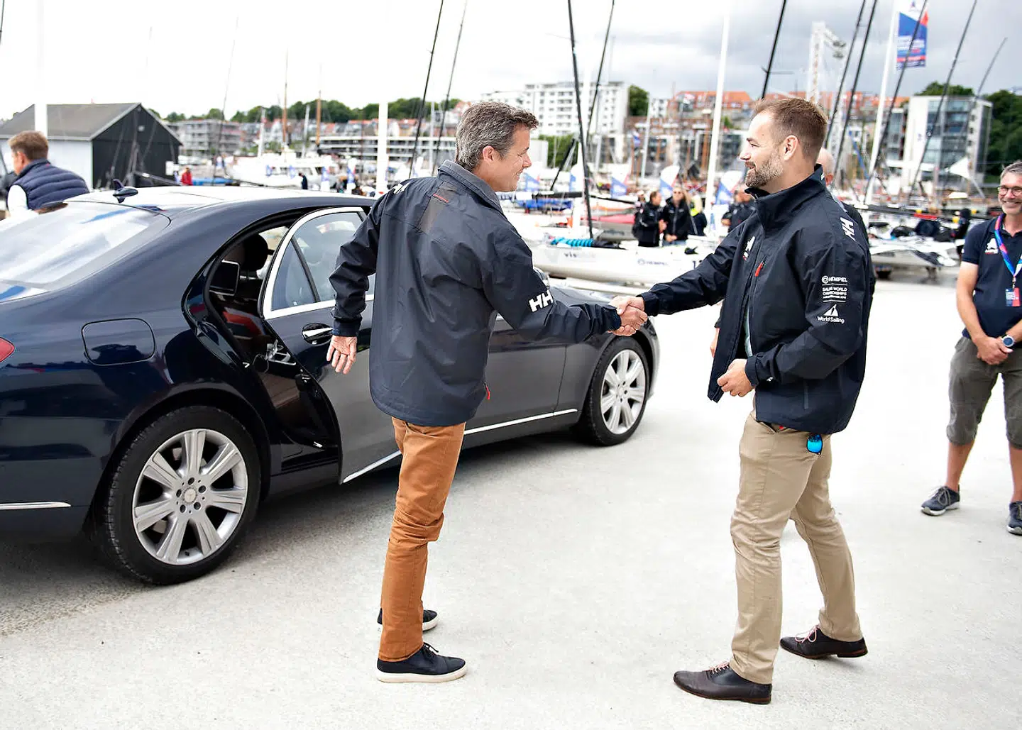 Kronprins Frederik ankommer og hilser på Aarhus' borgmester, Jacob Bundsgaard, til besøget ved VM i sejlsport i Aarhus lørdag 11. august 2018. Hempel Sailing World Championships slutter søndag 12. august.