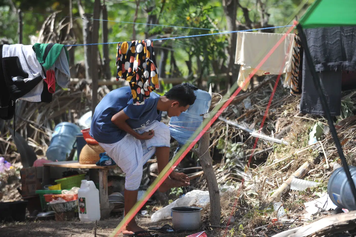 En mand vasker sine fødder forud for fredagsbøn på et evakueringscenter i det nordlige Lombok fredag. Sonny Tumbelaka/Ritzau Scanpix