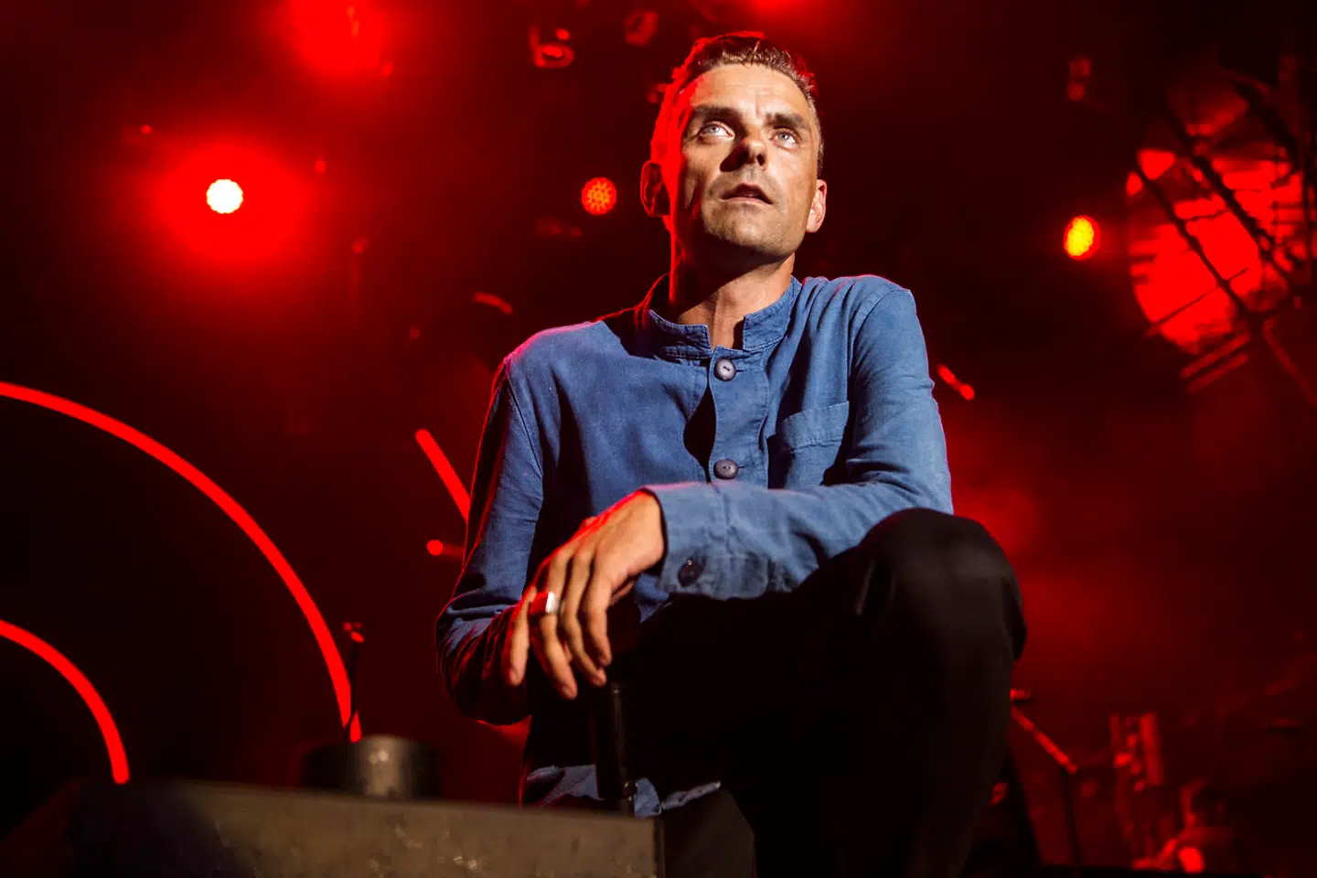 Simon Kvam og Nephew har mere end 20 år i bagagen, og i aften spillede de regnen i seng på Bøgescenen foran et motiveret publikum på Smukfest torsdag den 9. august 2018.. (Foto: Helle Arensbak/Ritzau Scanpix)
