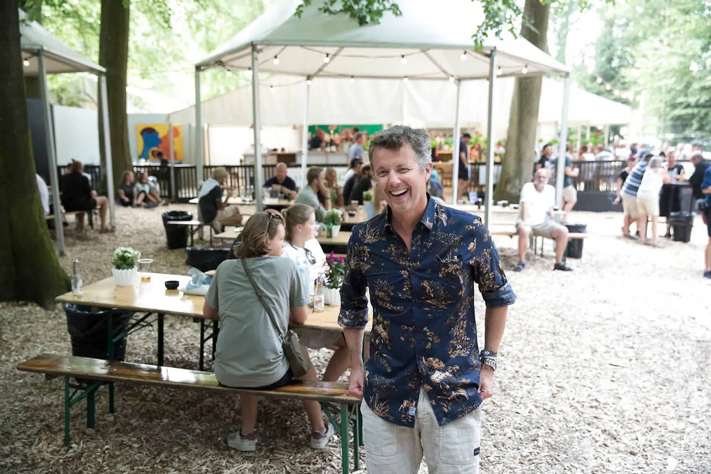 Kronprins Frederik stiller op til hurtig fotografering i backstage området på Smukfest i Skanderborg, torsdag den 9. august 2018.. (Foto: Mikkel Berg Pedersen/Ritzau Scanpix)