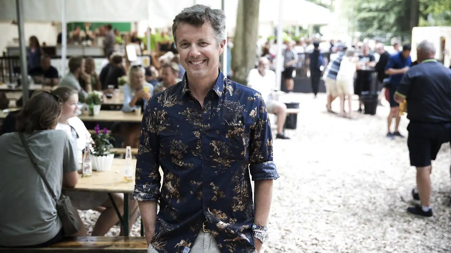 Kronprins Frederik stiller op til hurtig fotografering i backstageområdet på Smukfest i Skanderborg torsdag den 9. august 2018. (Foto: Mikkel Berg Pedersen/Ritzau Scanpix)