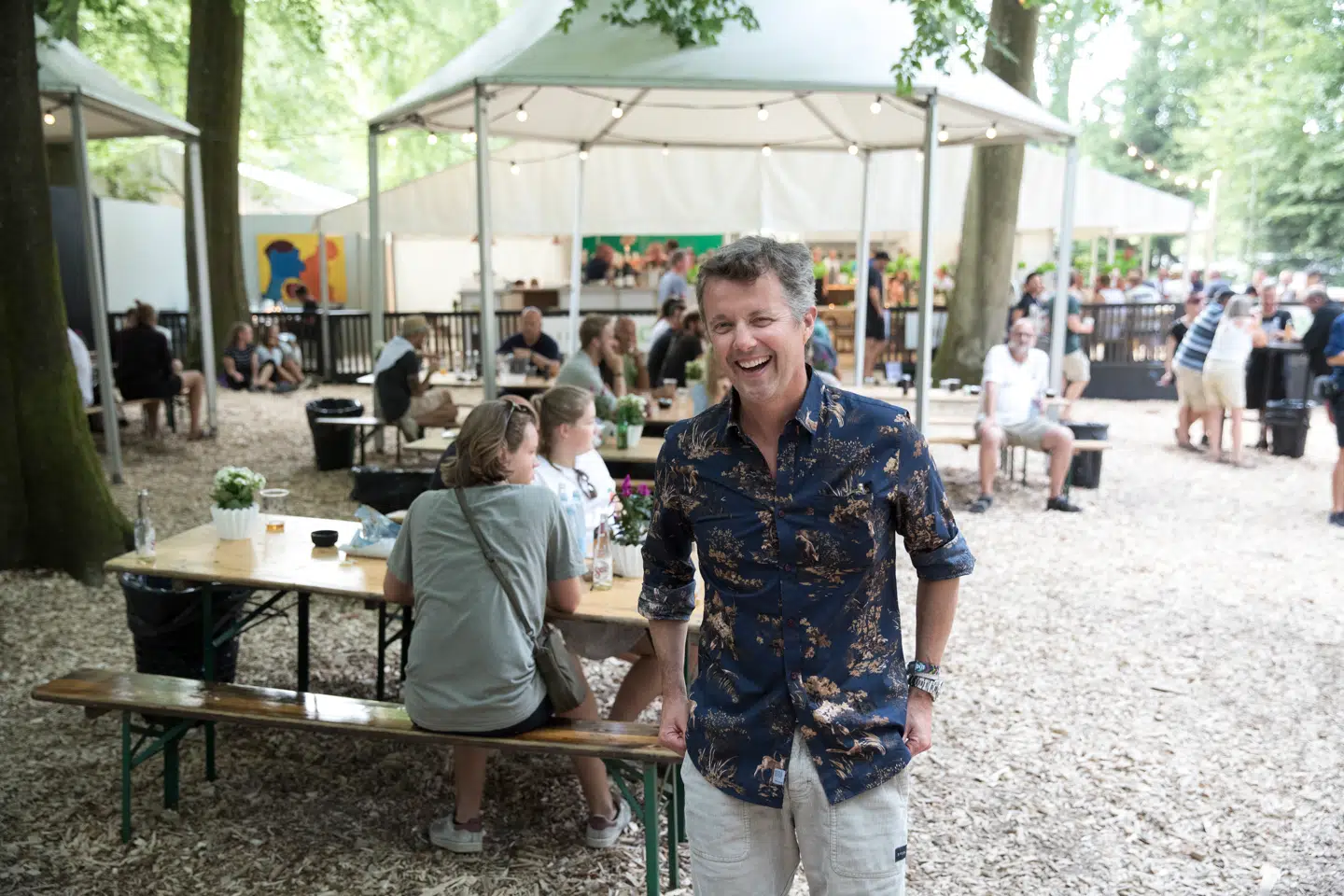 Kronprins Frederik stiller op til hurtig fotografering i backstage området på Smukfest i Skanderborg, torsdag den 9. august 2018.