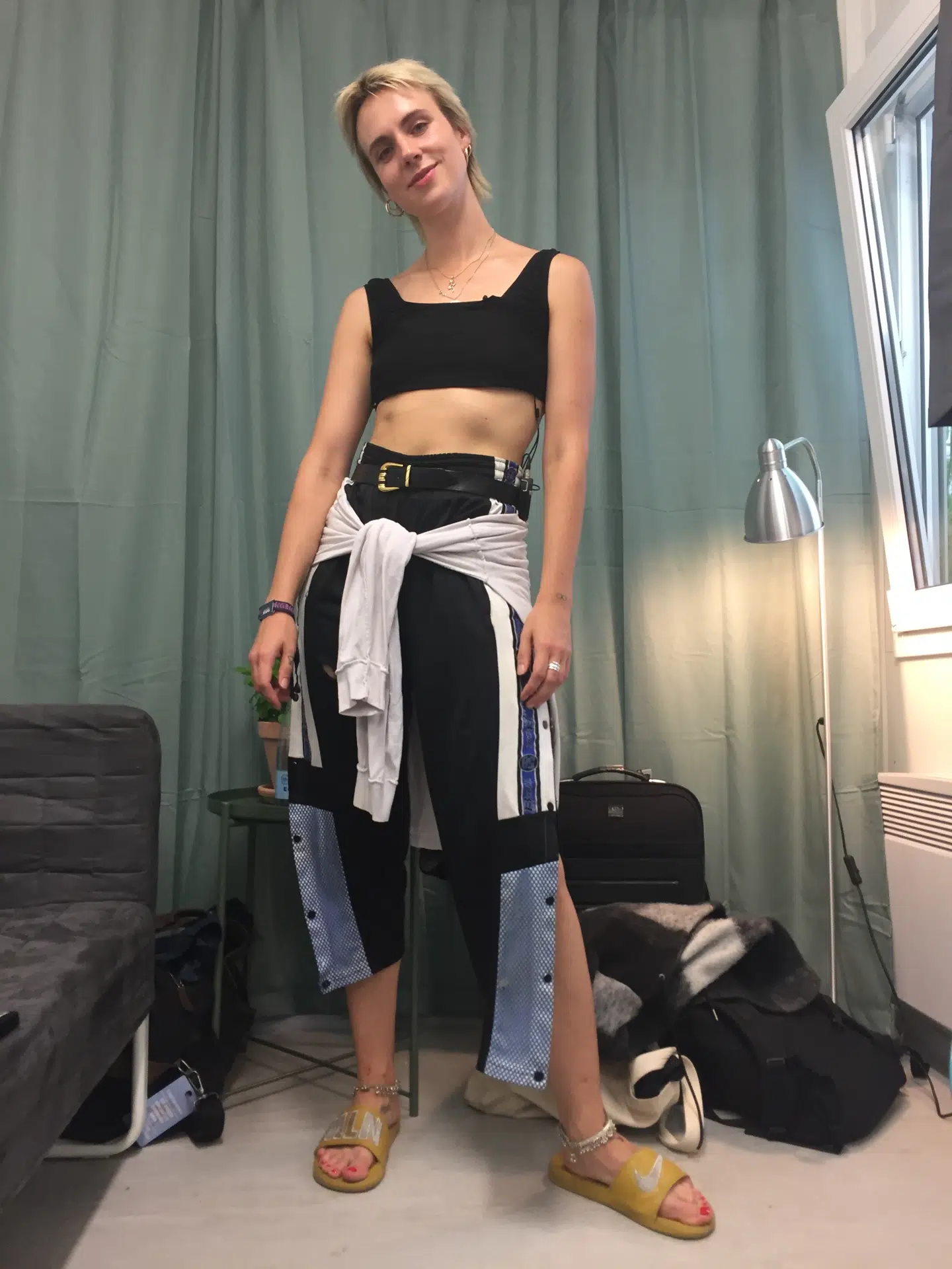 MØ i sin backstagevogn på årets Smukfest.
