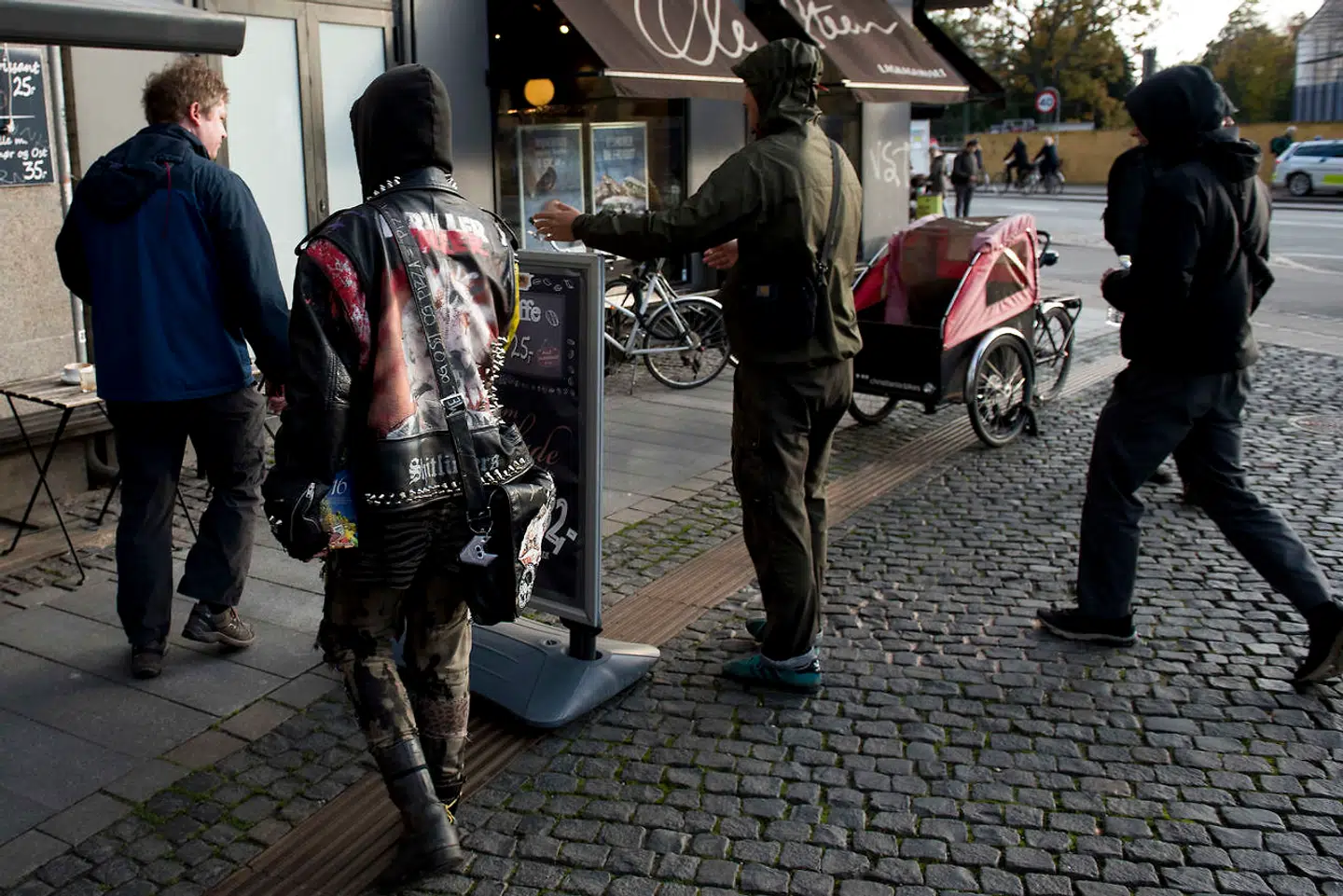 Rasmus Paludan fra Stram Kurs deler pjecer ud på Runddelen på Nørrebro. No Pegida, som tidligere har været voldelige over for ham, var til stede. Politiet var også mødt talrigt op.