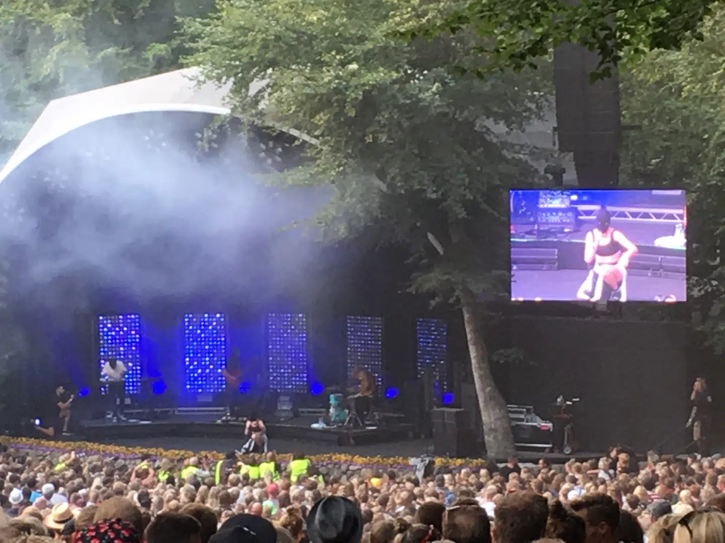 MØ på Bøgescenen i Skanderborg med elefanthue på.