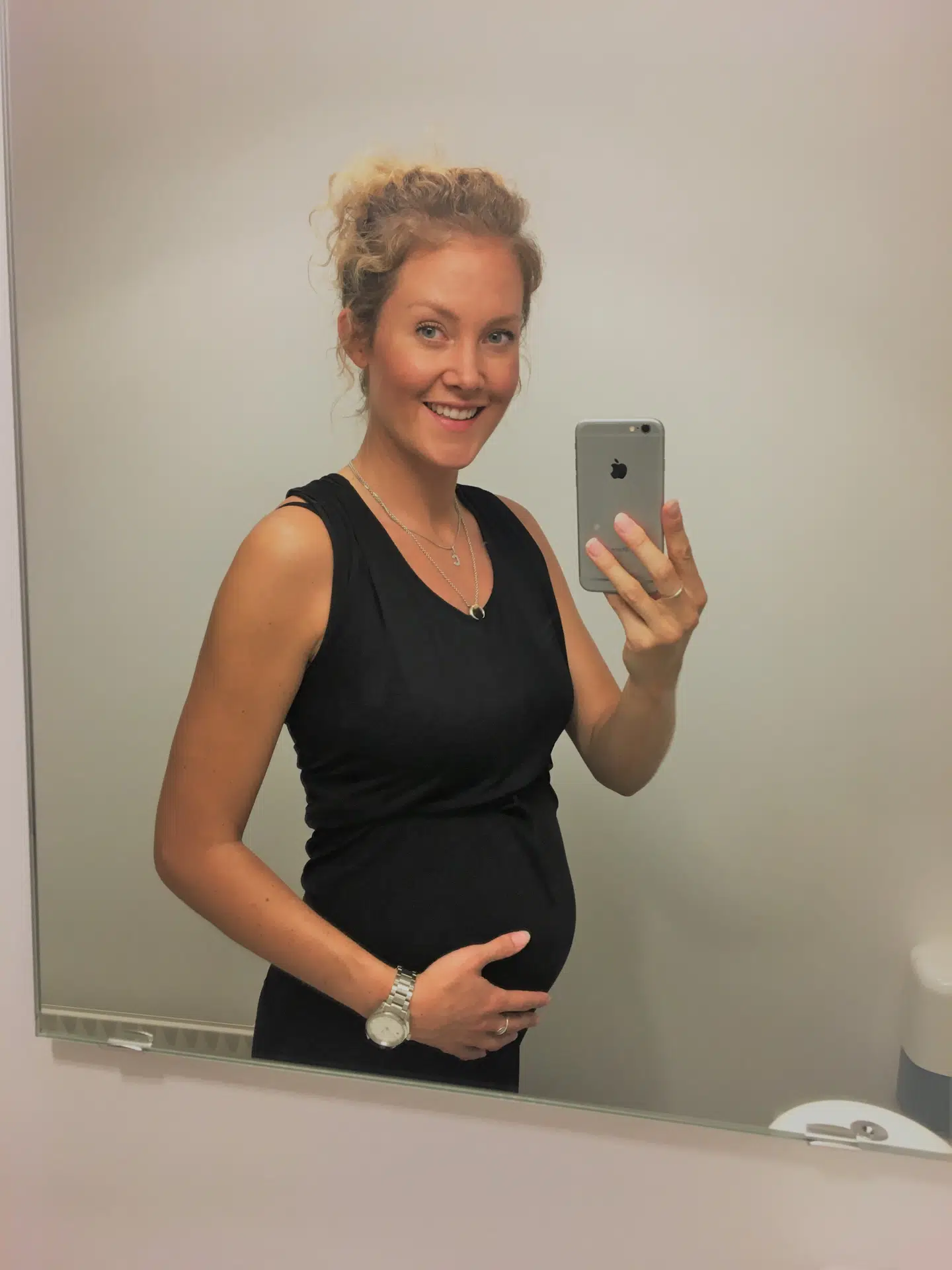 Christana Sander viser stolt sin mave frem.