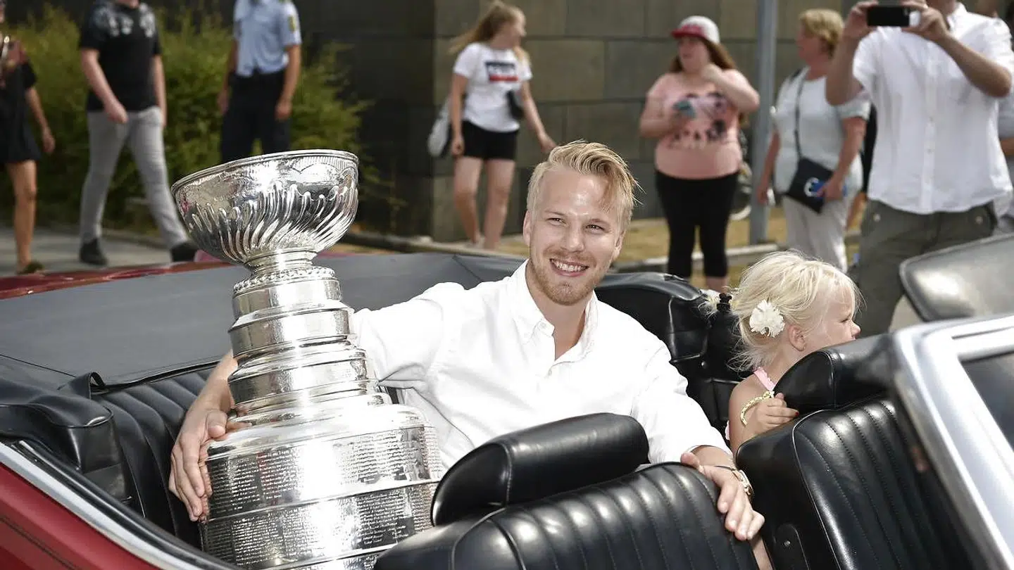 Ishockeyspilleren Lars Eller ankommer her til Rødovre med Stanley Cup-pokalen.