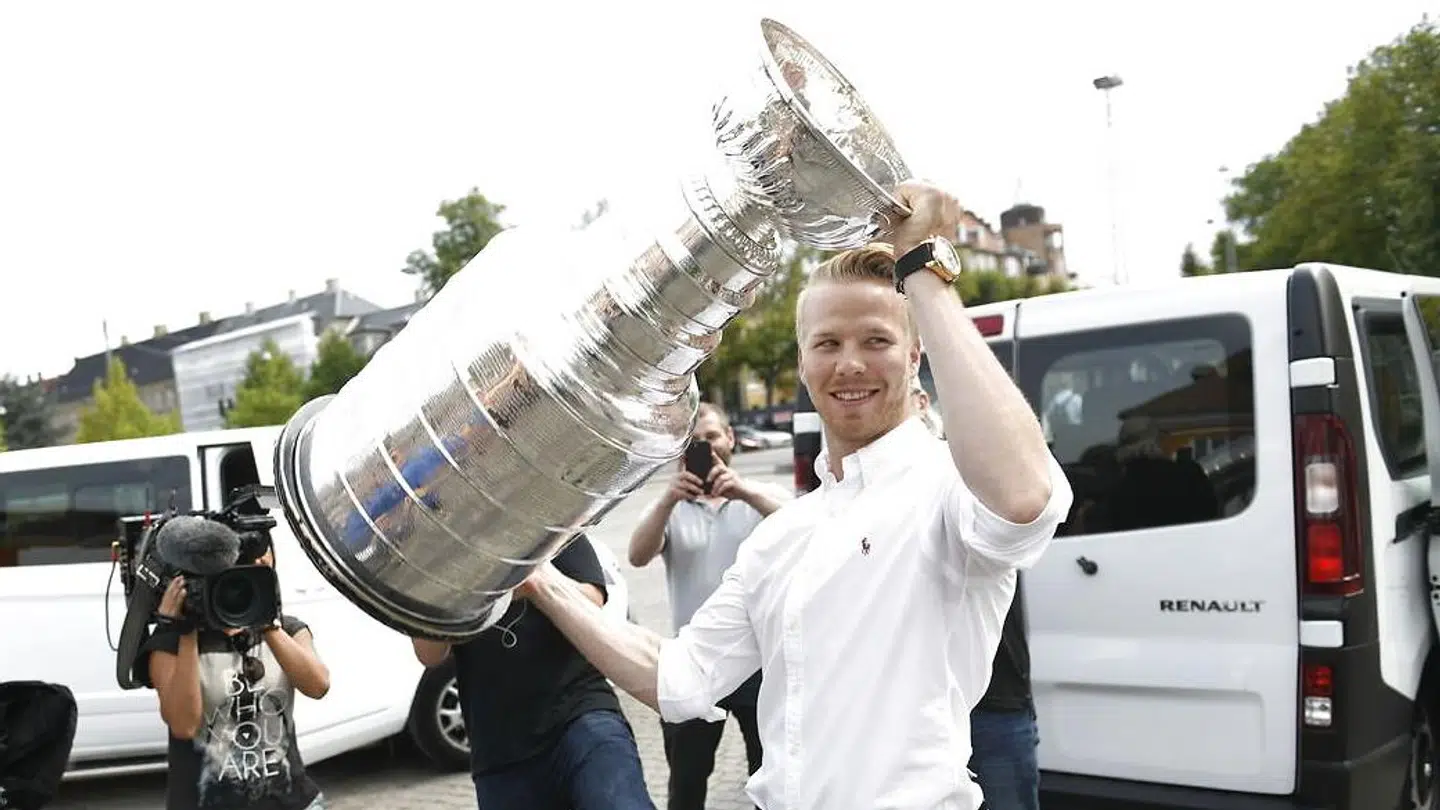 Stanley Cup-vinder Lars Eller viser trofæet frem på et pressemøde på Frederiksberg