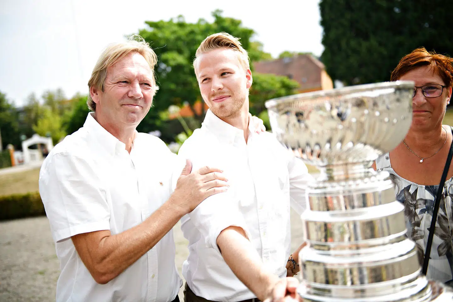 Stanley Cup-vinder Lars Eller med sine forældre Olaf og Margit, da han viser trofæet frem på et pressemøde på Frederiksberg