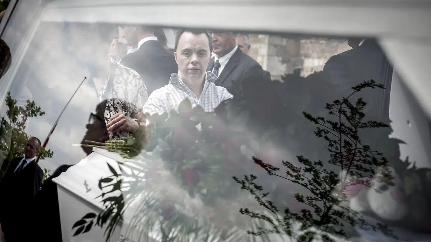 Peter Palland siger farvel til Morten Jensens kiste under Mortens bisættelse fra Fjenneslev Kirke mellem Sorø og Ringsted, fredag den 18. maj 2018. Morten Jensen debuterede i en alder af 14 år i tv-programmet 'Er jeg da helt gak, mor?', der første gang blev vist i 1991. Senere deltog han i en lang række andre tv-optrædener. Morten Jensen blev 41 år.