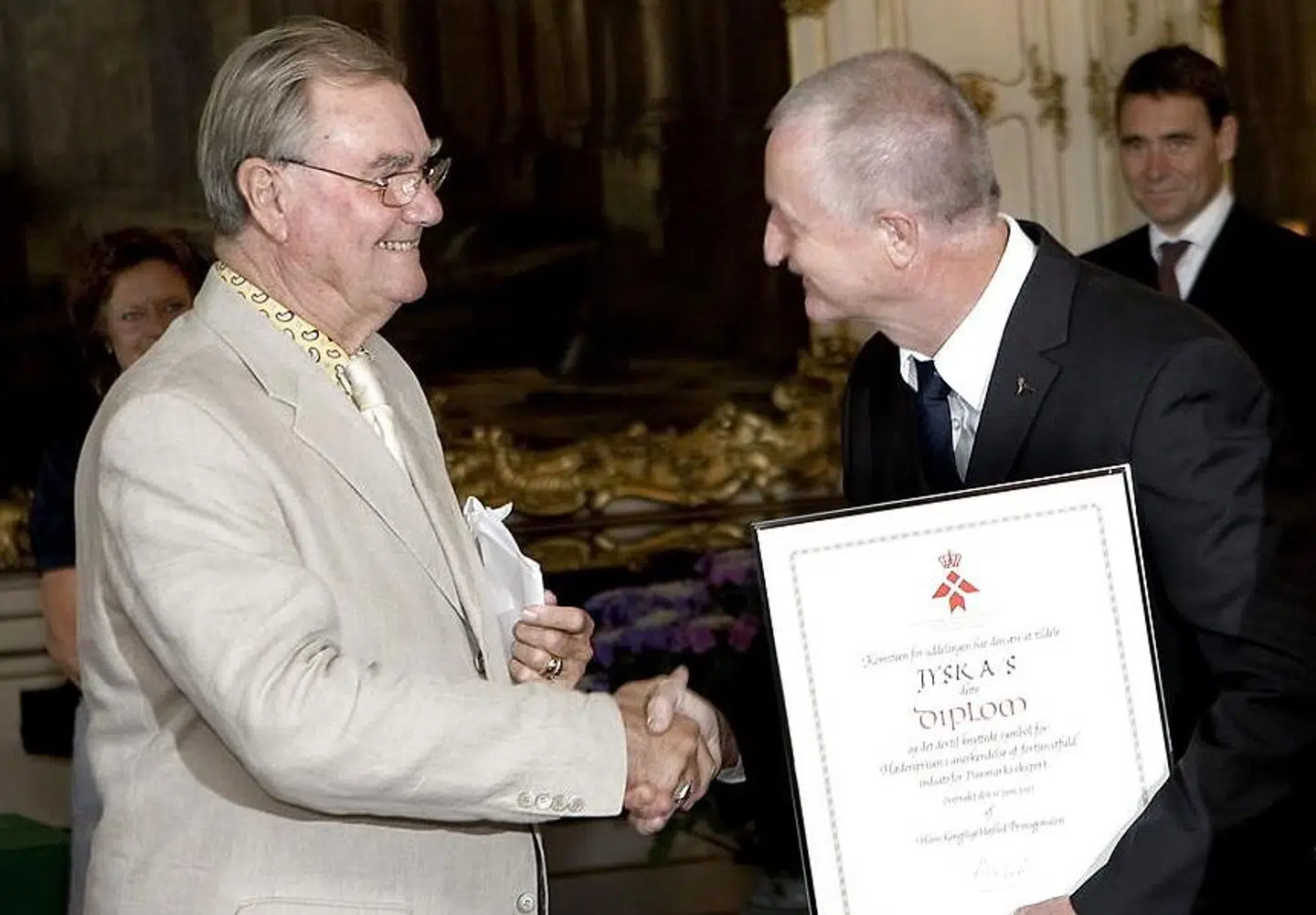 Lars Larsen og Jysk er blandt andet blivet udnævnt til Leverandør til Det Kongelige Danske Hof, og Lars Larsen er særlig stolt over, at prins Henrik har købt ind i hans butikker.