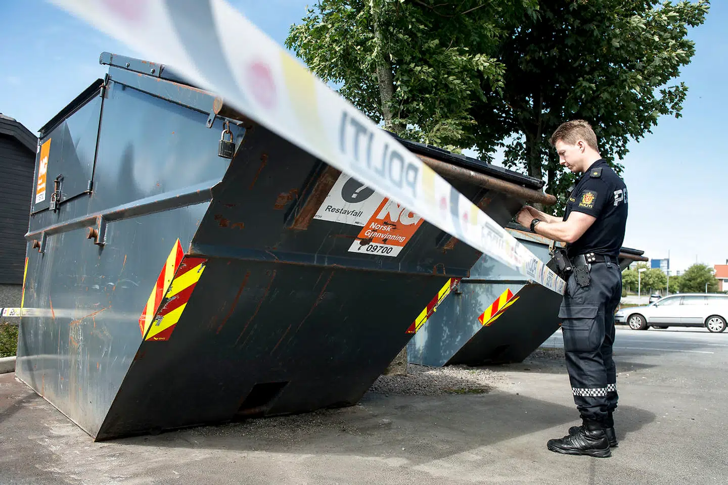 Politiet har konfiskeret bl.a. disse to containere. Efterforskerne holder indtil videre kortene tæt til kroppen i den uhyggelige sag. Foto: Carina Johansen / NTB Scanpix