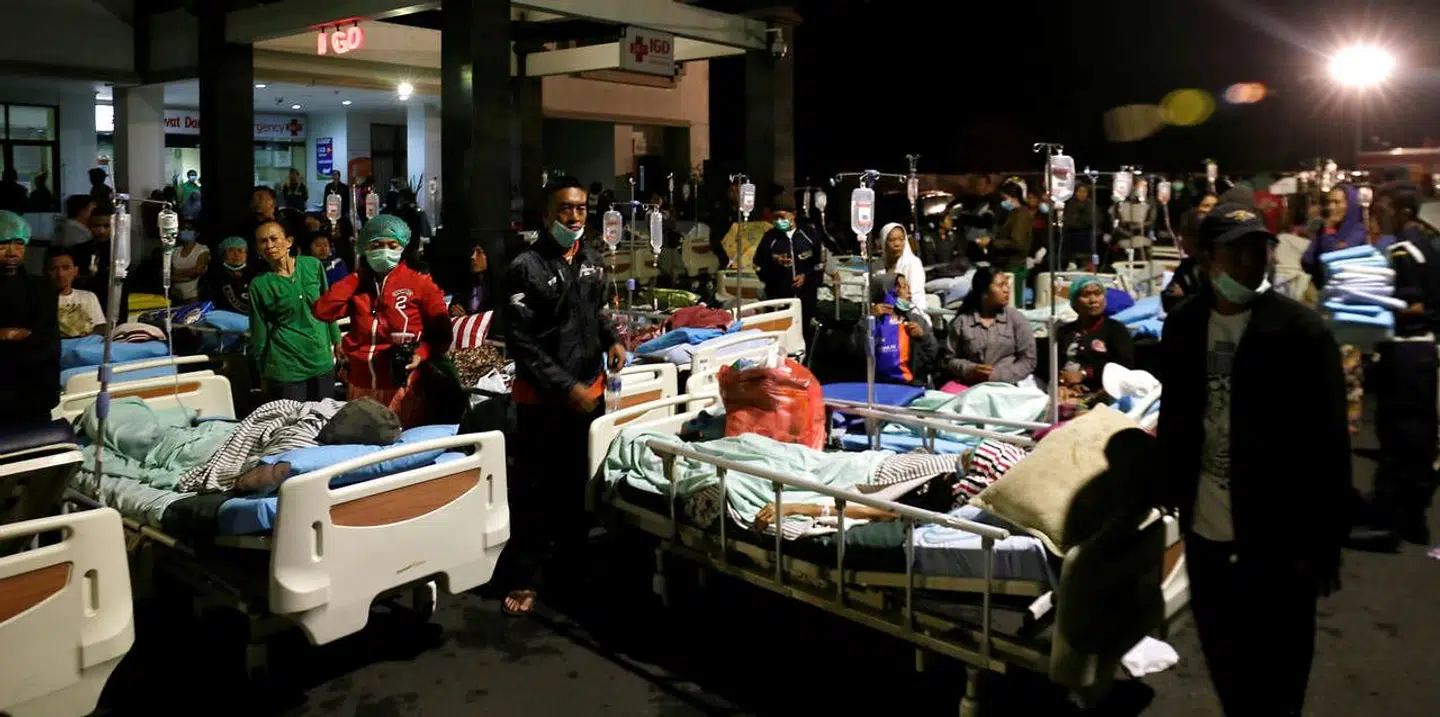 Patienter ude foran et hospital efter et kraftigt jordskælv tæt ved øen Lombok, som ligger 80 km fra Bali.