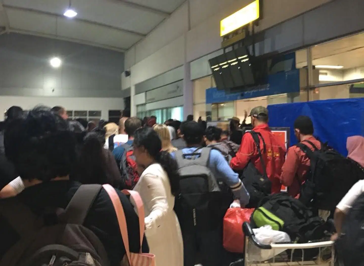 Der var i forvejen mange mennesker i lufthavnen, fordi flere både de seneste dage er aflyst på grund af høj bølgegang.