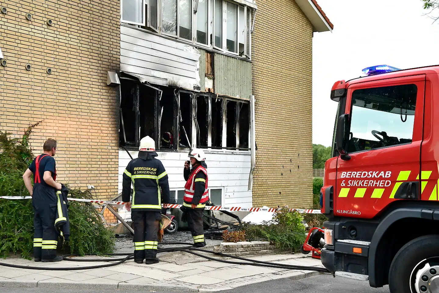 Der er udbrudt en kraftig brand i Plejecenter Farsøhthus i Allingåbro, fredag den 3. august 2018. Flere personer er kommet til skade, skriver Ritzau. (Foto: Bo Amstrup/Scanpix 2018)