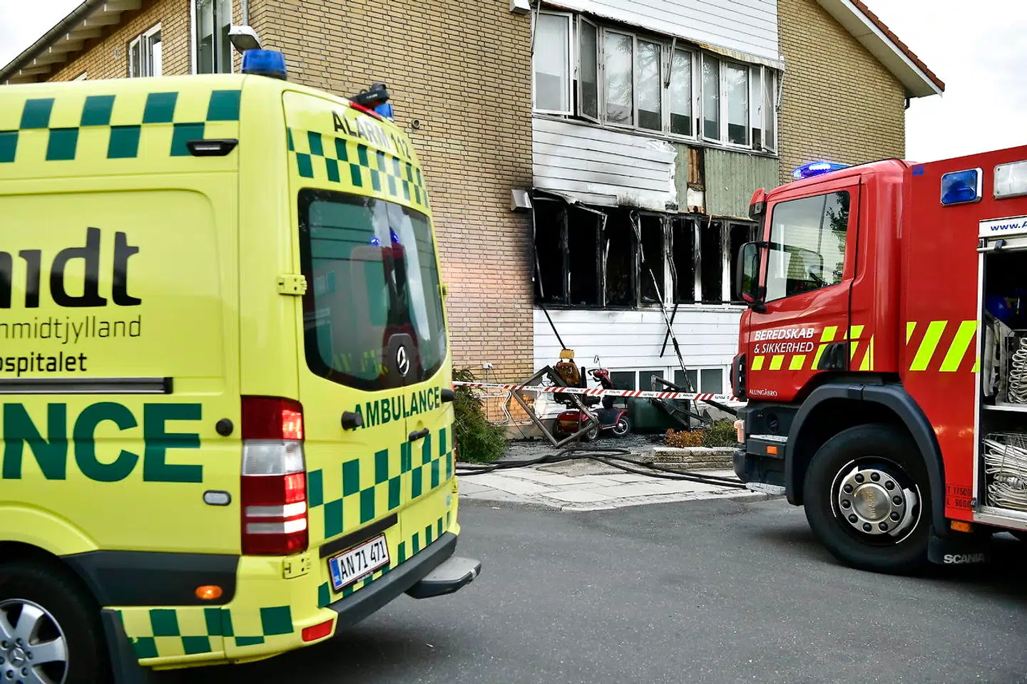 Der er udbrudt en kraftig brand i Plejecenter Farsøhthus i Allingåbro, fredag den 3. august 2018. Flere personer er kommet til skade, skriver Ritzau. (Foto: Bo Amstrup/Scanpix 2018)
