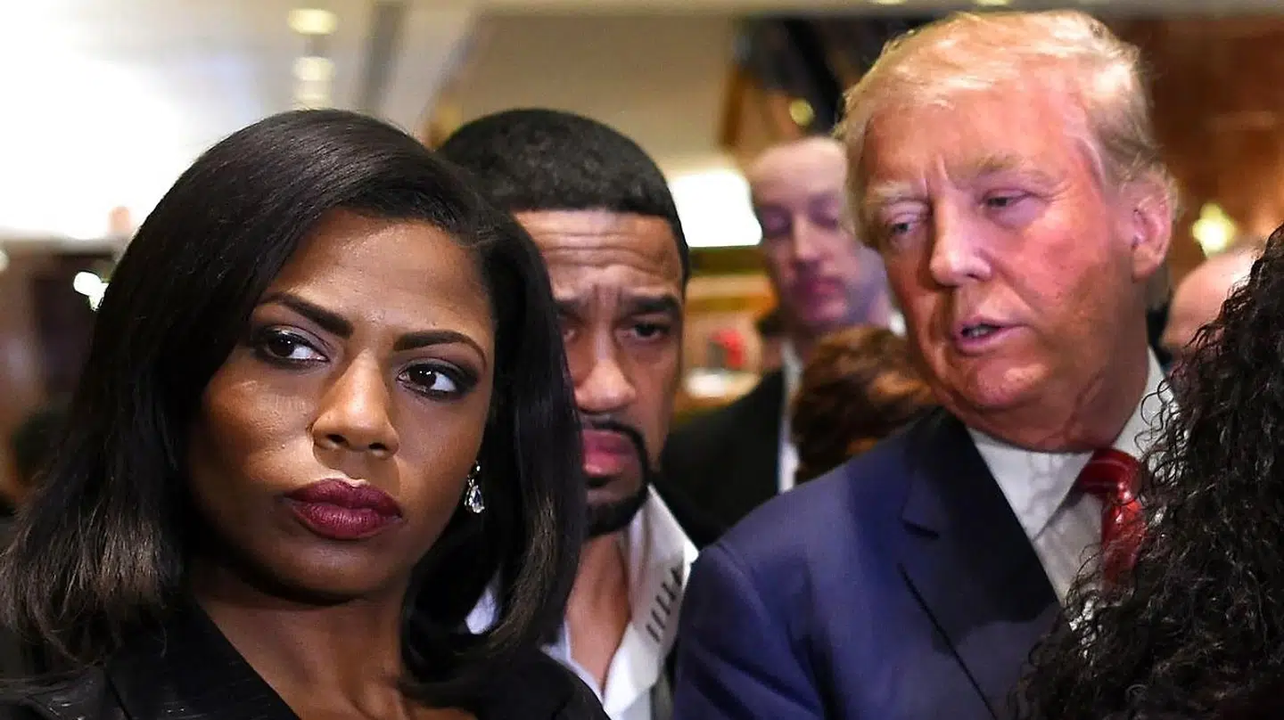 Omarosa Manigault-Newman og Donald Trump kender hinanden fra realityprogrammet 'The Apprentice'. Hun medvirkede i første sæson i 2004, og Trump var dommer i programmet.