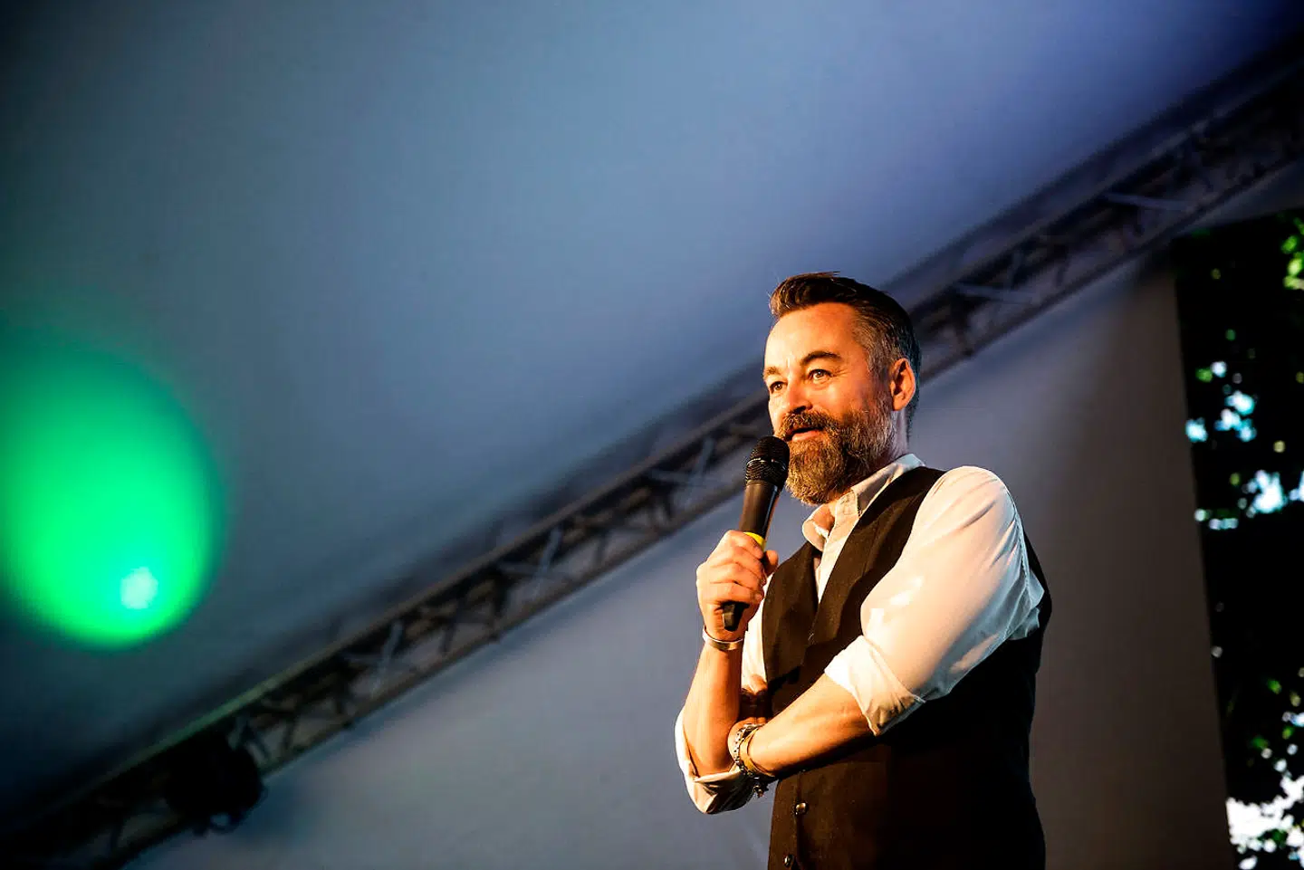 Chili Klaus er fast gæst på Smukfest. Her står han på scenen, da han i 2017 afholdt chili-spisnings-konkurrence.