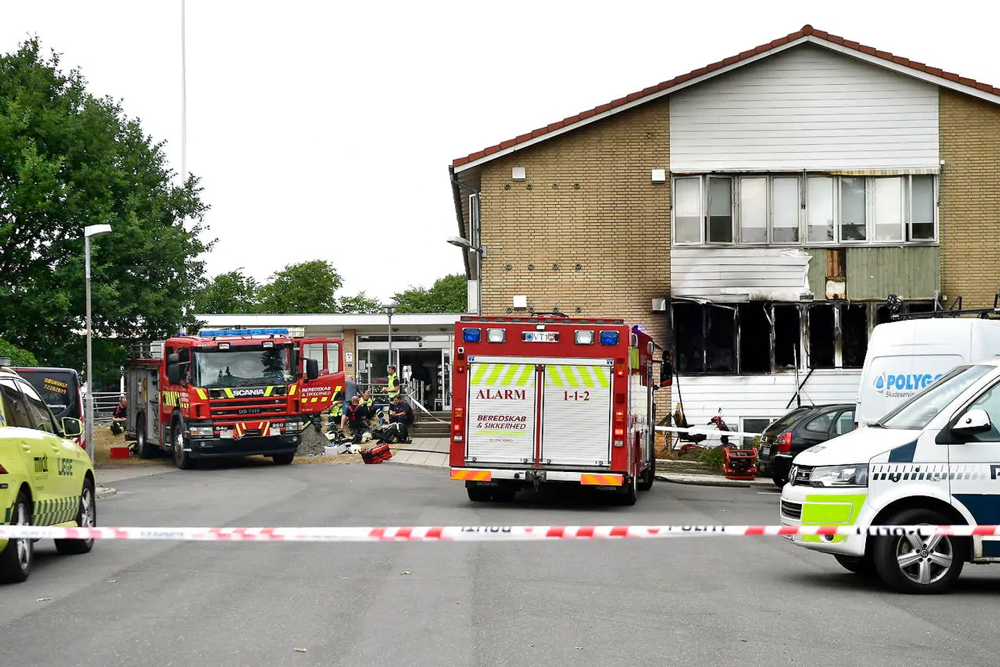 Der er udbrudt en kraftig brand i Plejecenter Farsøhthus i Allingåbro, fredag den 3. august 2018. Flere personer er kommet til skade, skriver Ritzau. (Foto: Bo Amstrup/Scanpix 2018)