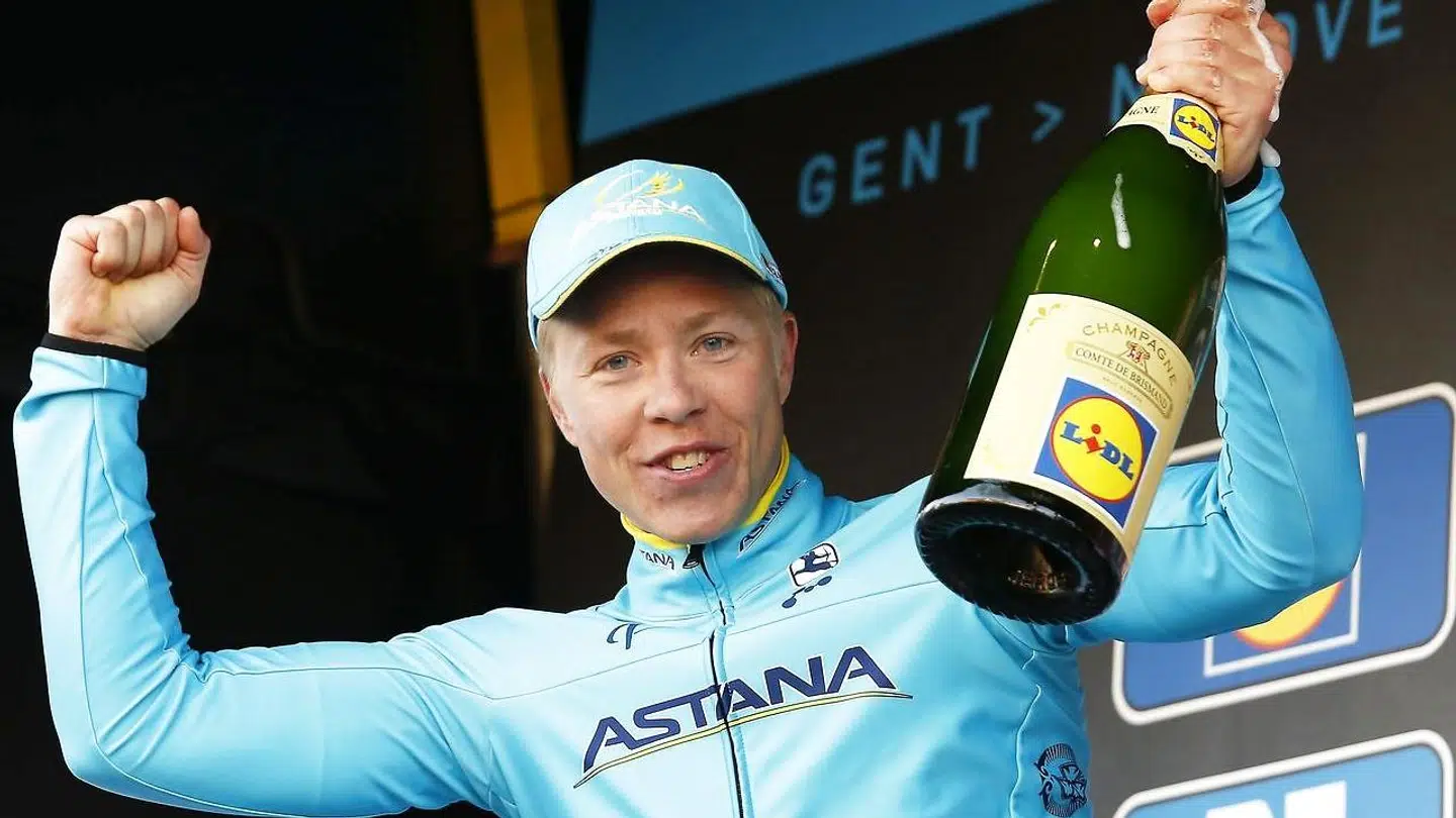 Michael Valgren jubler over sejren i Omloop Het Nieuwsblad i februar.