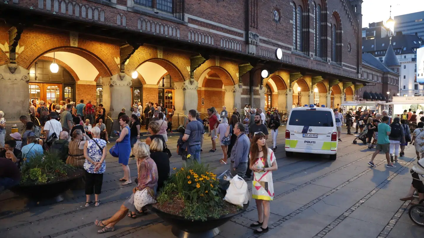 Al togdrift til og fra Københavns Hovedbanegård står stille, og politiet har evakueret hovedbanegården.