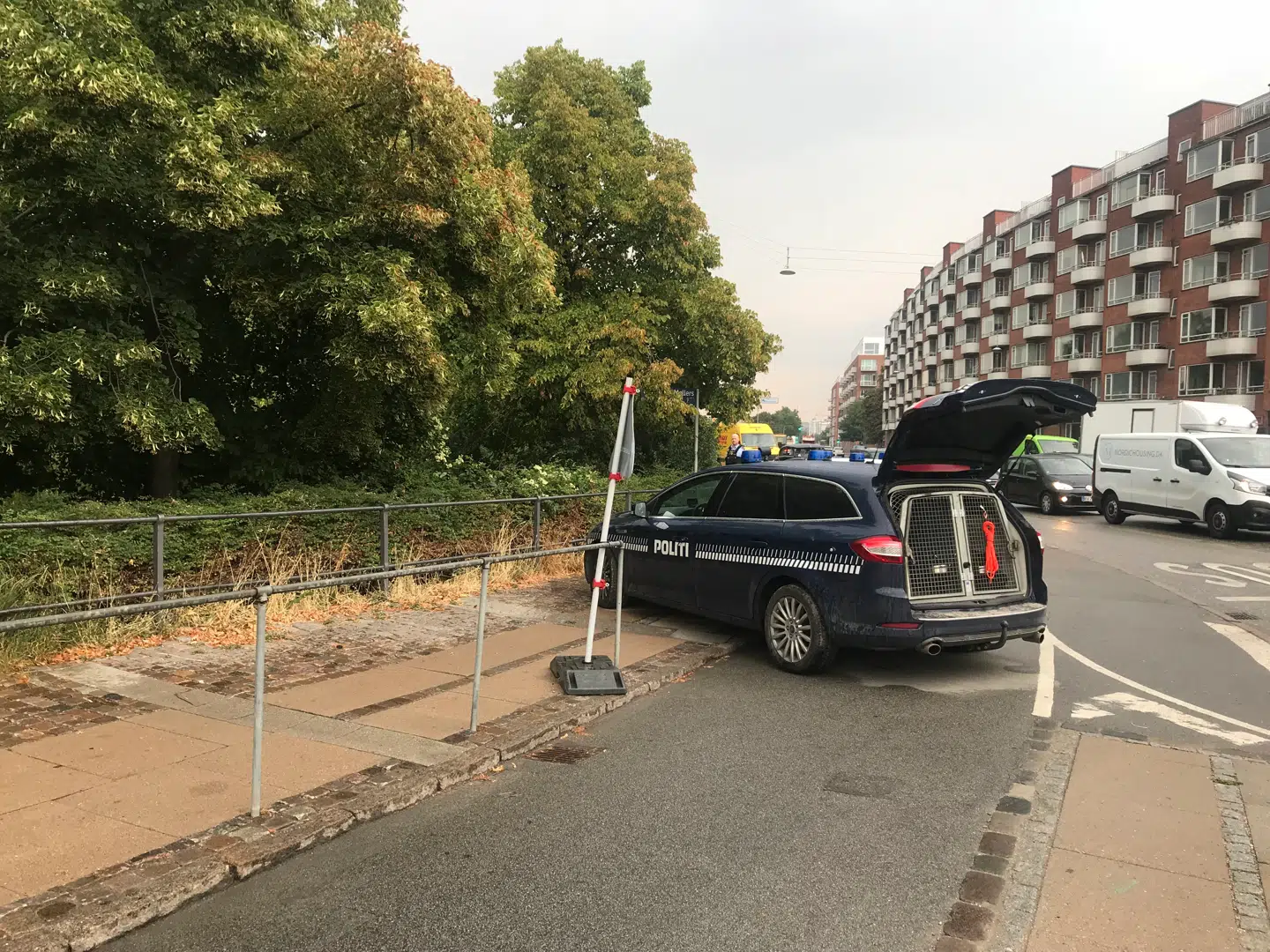 Politiet er også til stede med hundepatrulje. Foto: B.T.