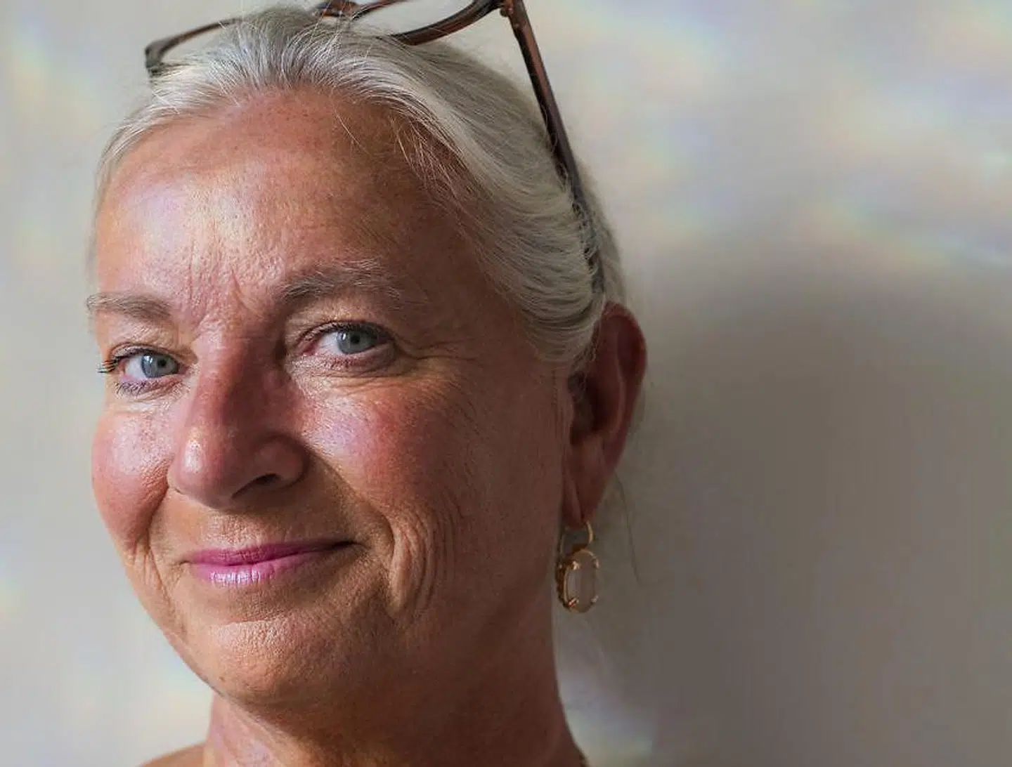 Designer og iværksætter Ilse Jacobsen mener, at alt for mange medarbejdere melder sig syge uden at være det.