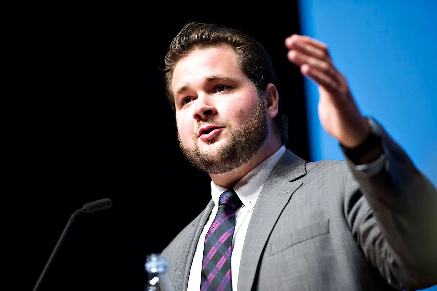 »Jeg synes bare, det er den eneste fair måde at gøre det på at kalde en spade for en spade,« siger DFs formand i EU-Parlamentet, Anders Vistisen, om en ny bog, hvor han bl.a. med øgenavne kritiserer navngivne journalister og forskere.