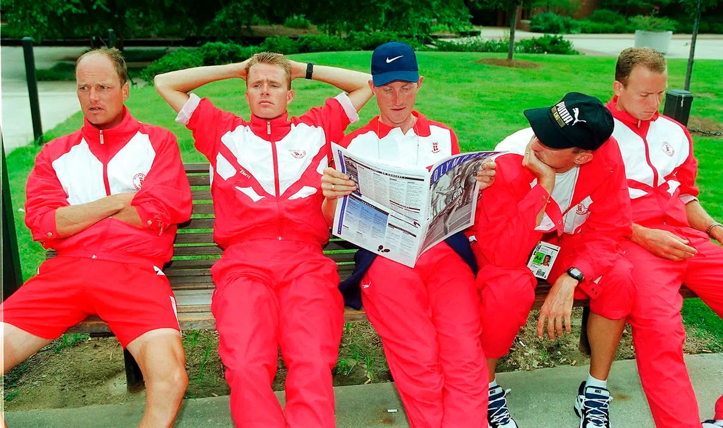 Bjarne Riis, Rolf Sørensen, Brian Holm, Jesper Skibby og Lars Michaelsen på en bænk sammen under OL 1996 i USA.