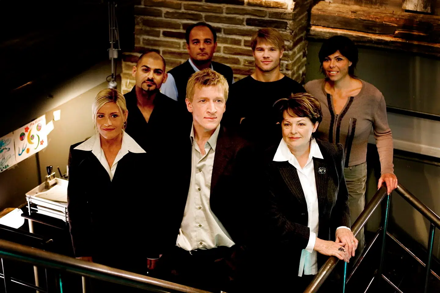 David Owe fik sit store gennembrud som den unge it-ekspert i krimiserien 'Ørnen' på DR 1. Her er hele holdet fra venstre forrest: Marina Bouras, Janus Bakrawi, Jens Albinus, Ghita Nørby, bagest Steen Stig Lommer, David Owe og Susan A. Olsen.