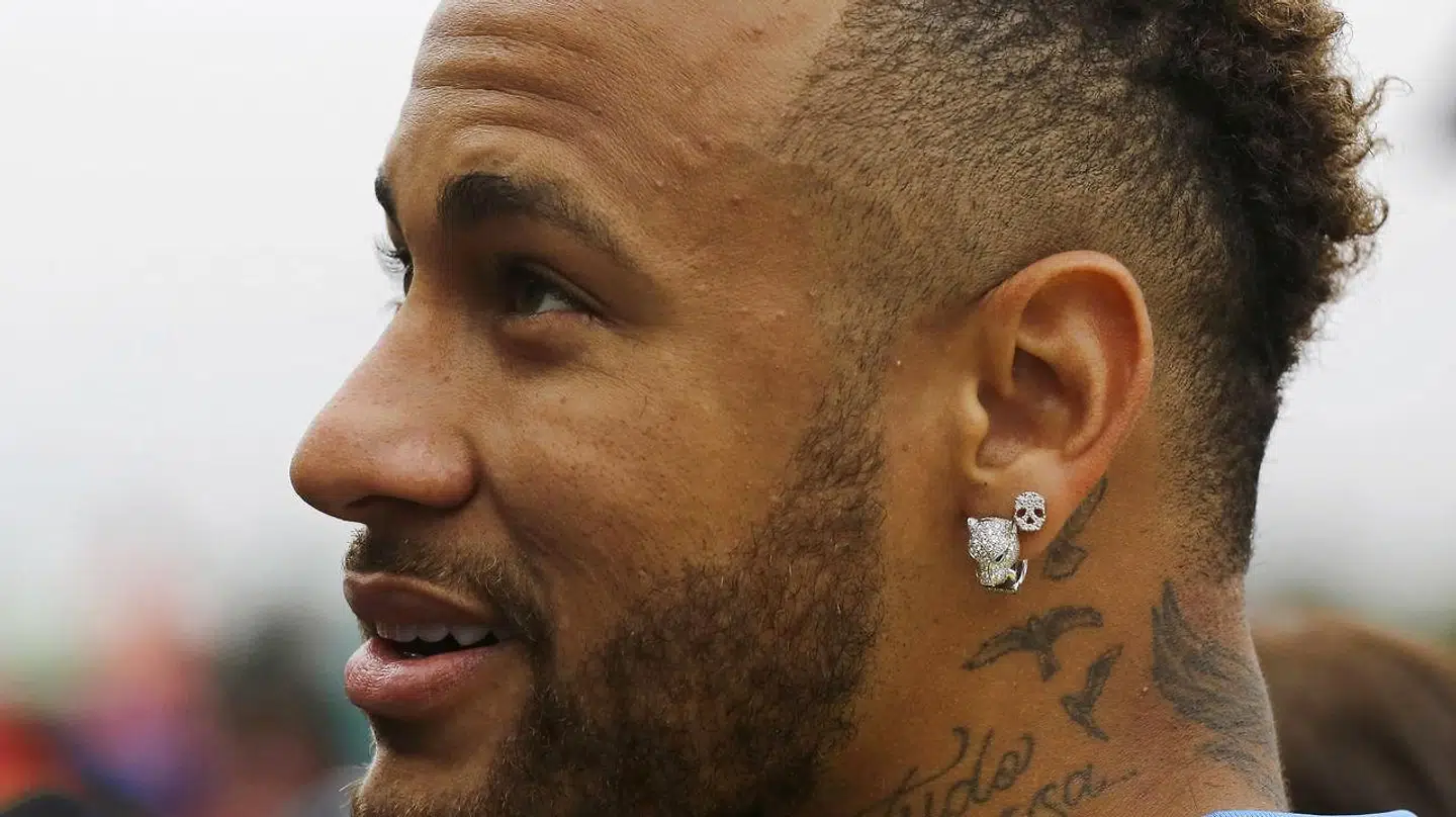 Neymar taler med reportere under fodboldturneringen Neymar Jr's Five i Brasilien.