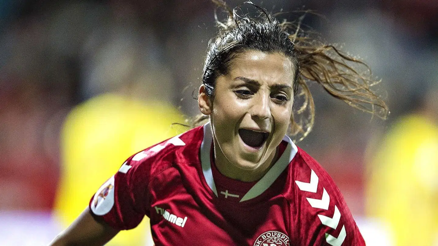 Landstræner Lars Søndergaard opfordrer sin angriber Nadia Nadim til at undgå en masse hurlumhej. Det tager tid at integrere sig, siger han.