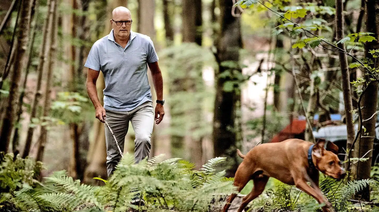 Bjarne Riis går med hunden Buddy i hjemmet i Vejle.