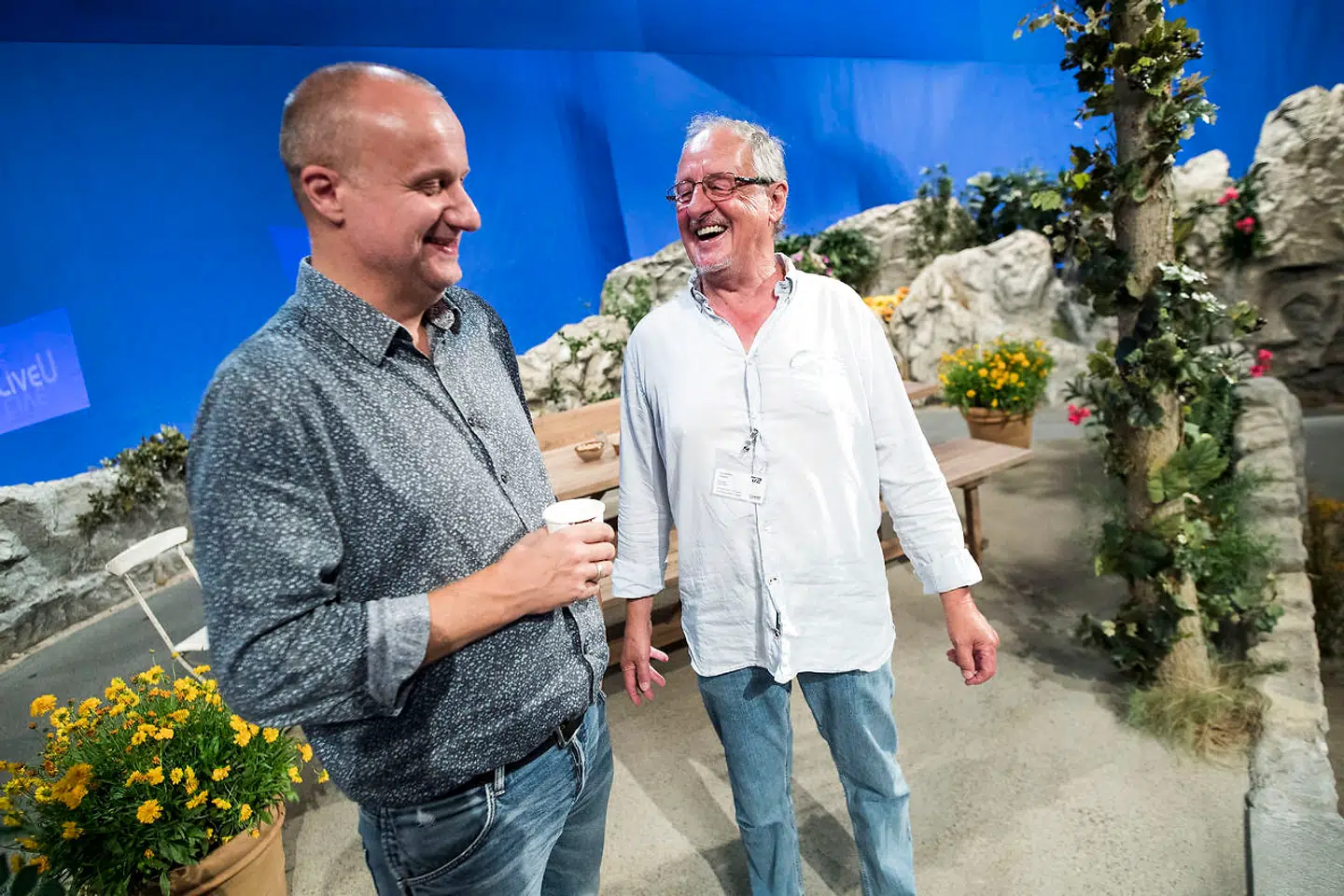 Chefredaktør for TV2/Sporten John Jäger (tv.) har sammen med staben af medarbejdere ført succesen videre fra dengang, Ole Henriksen (th.) var redaktionschef på Kvægtorvet. Fundamentet for TV2s største sommersucces gennem årene blev bygget på bluff, fortæller Ole Henriksen.Foto: Claus Fisker