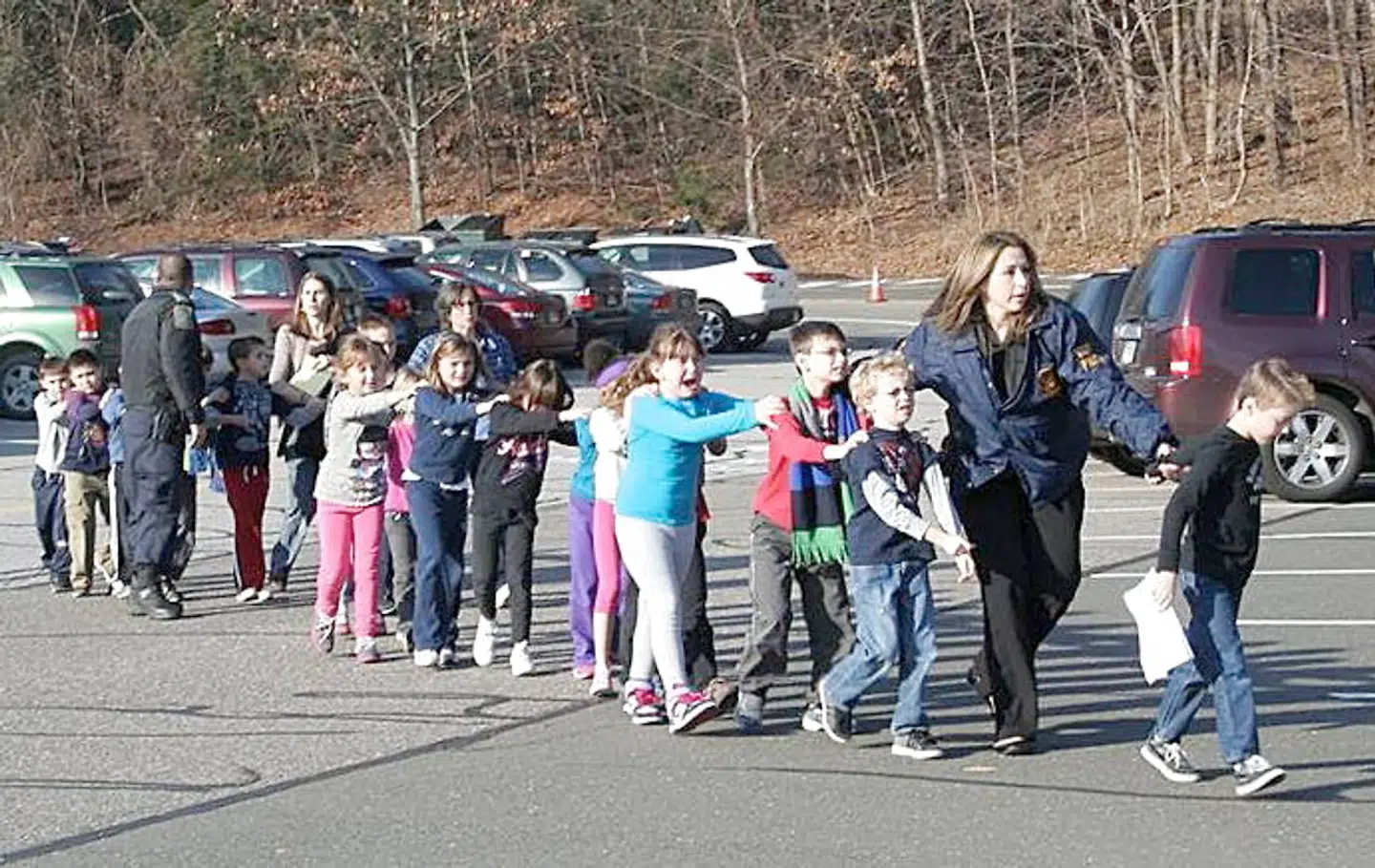 Politibetjente evakuerer skolebørn under Sandy Hook massakren den 14. december 2012.