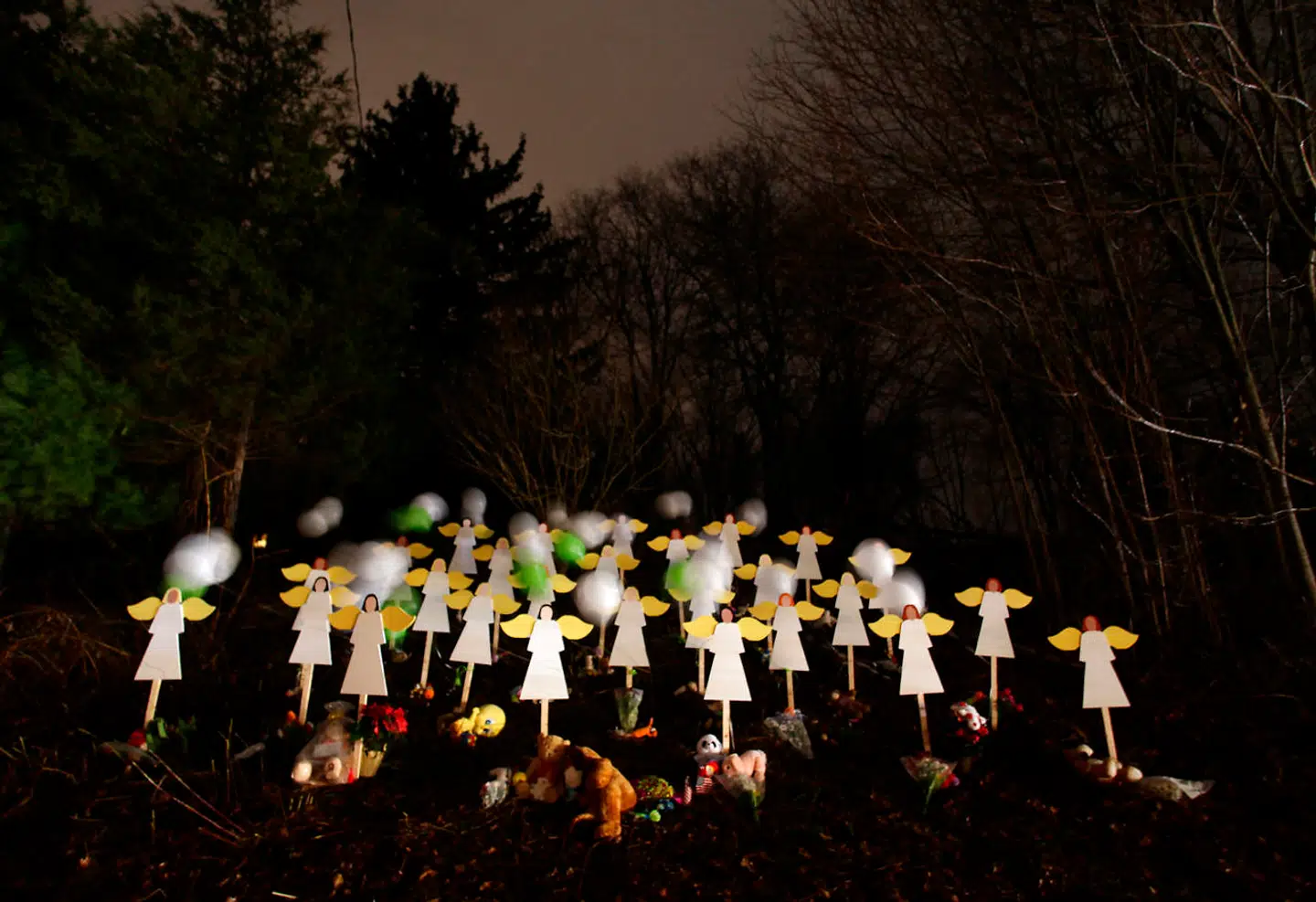 26 træ-engle er sat op ude foran Sandy Hook Elementary School for at mindes ofrene.