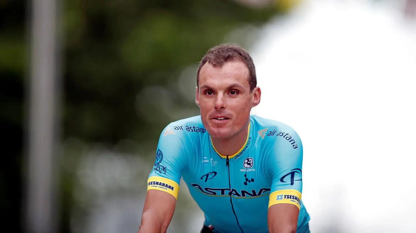 Den spanske cykelrytter Luis Leon Sanchez viser et billede af sin brækkede albue, som han pådrog sig i 2. etape af dette års Tour de France.