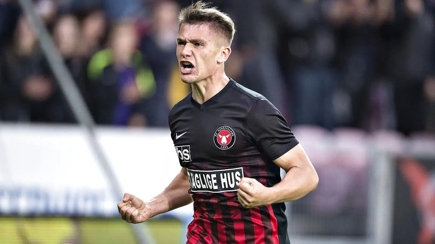FC Midtjyllands Mikkel Duelund scorer til 3-2 mod AC Horsens.