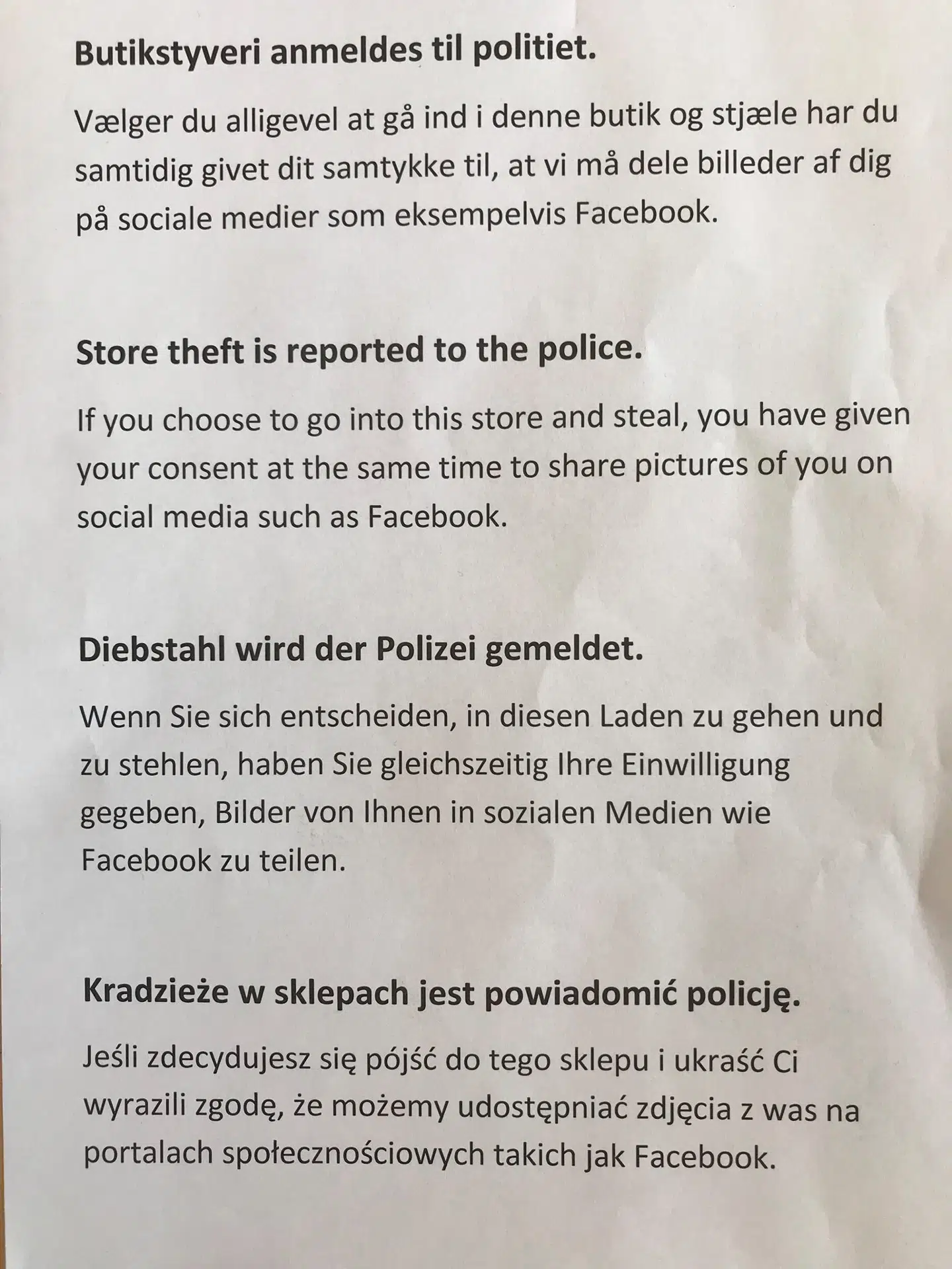 Købmand Brian Rosenstrand har hængt denne seddel op ved indgangen til Meny på Toftegårds Plads.